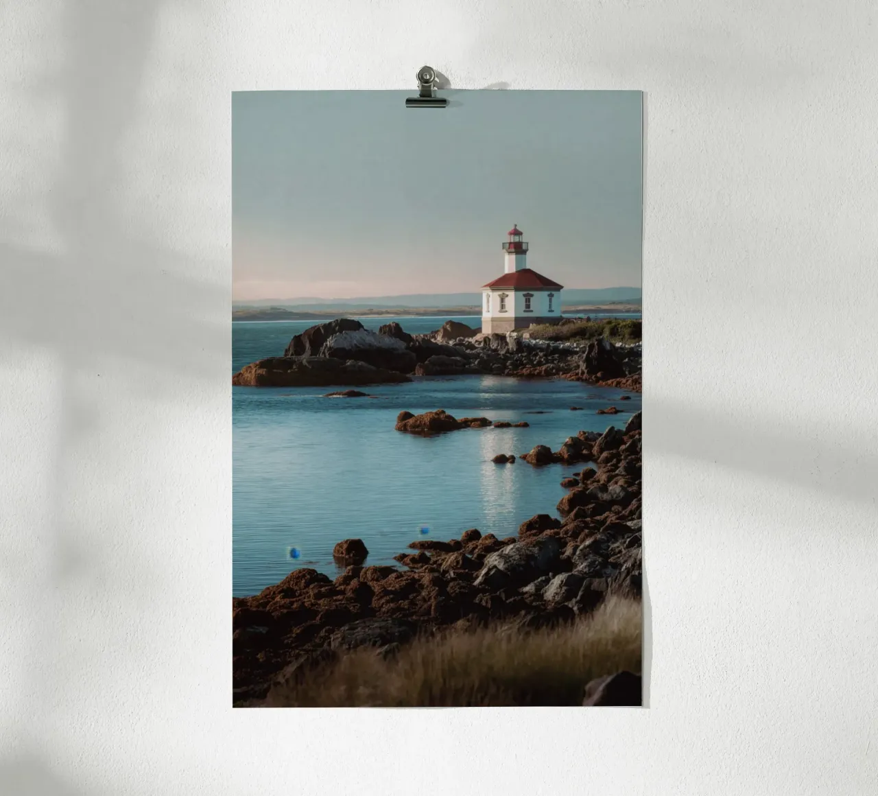 Faro al tramonto poster da Indigo Tides Art