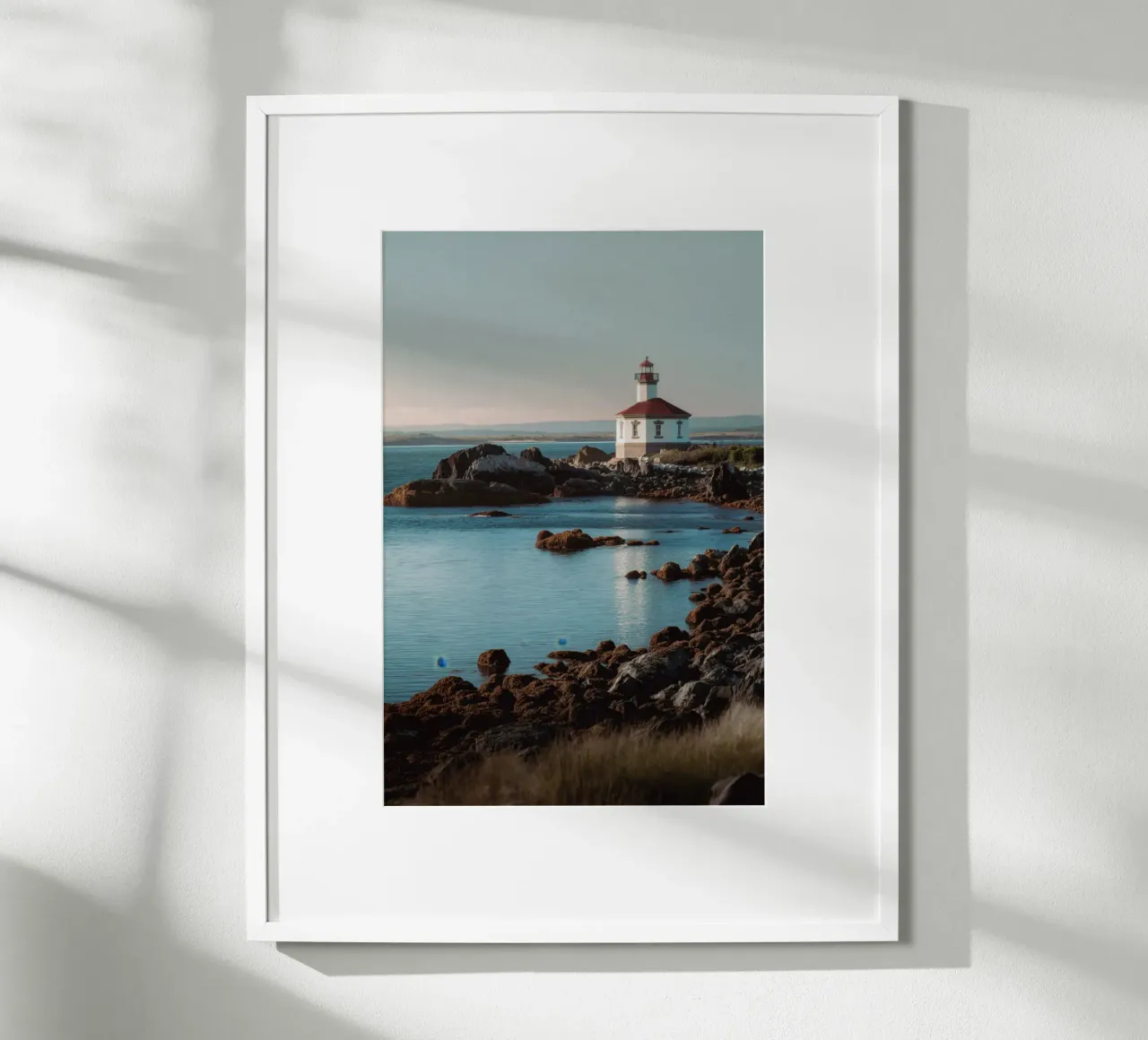 Faro al tramonto poster da Indigo Tides Art