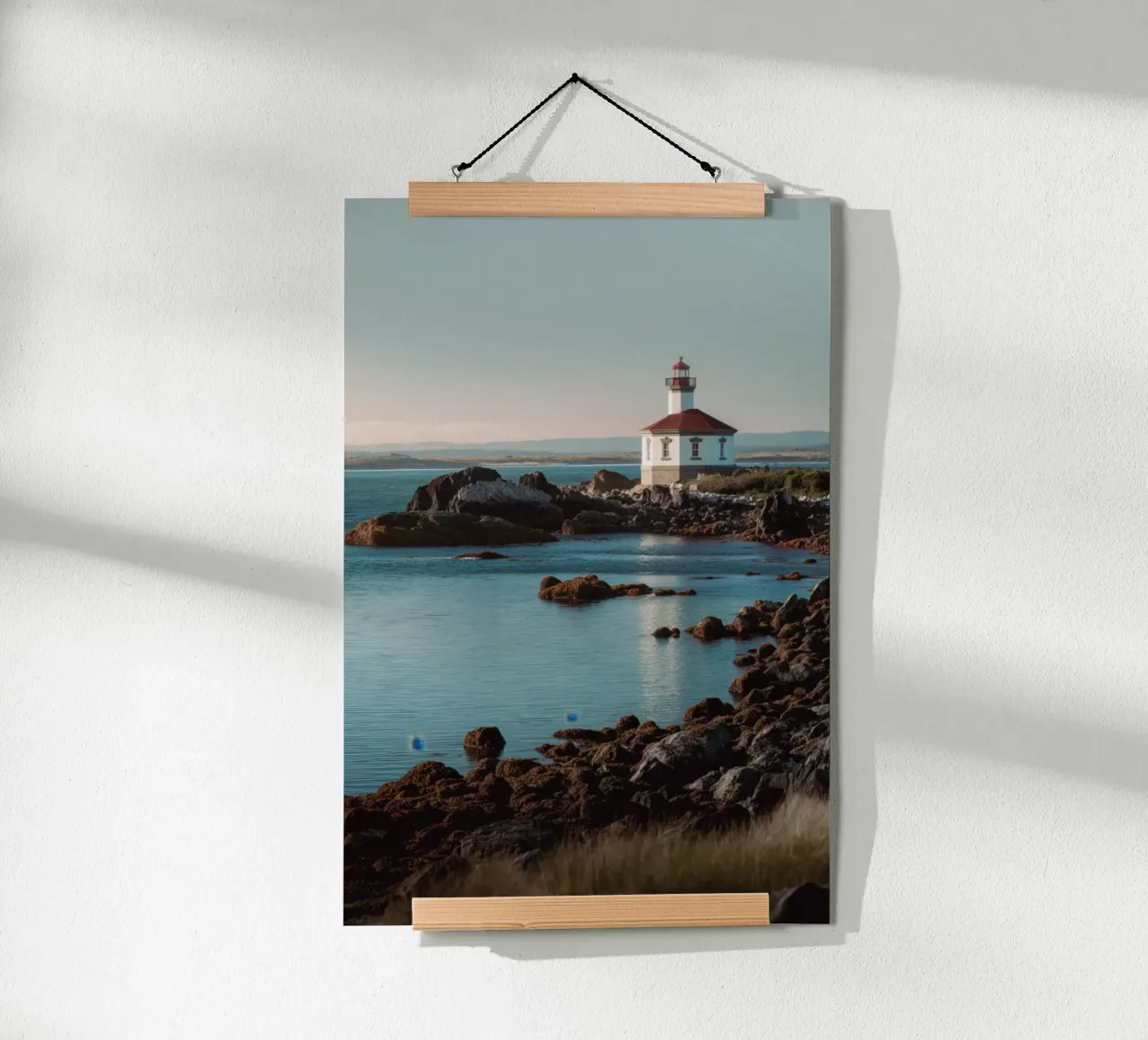 Faro al tramonto poster da Indigo Tides Art