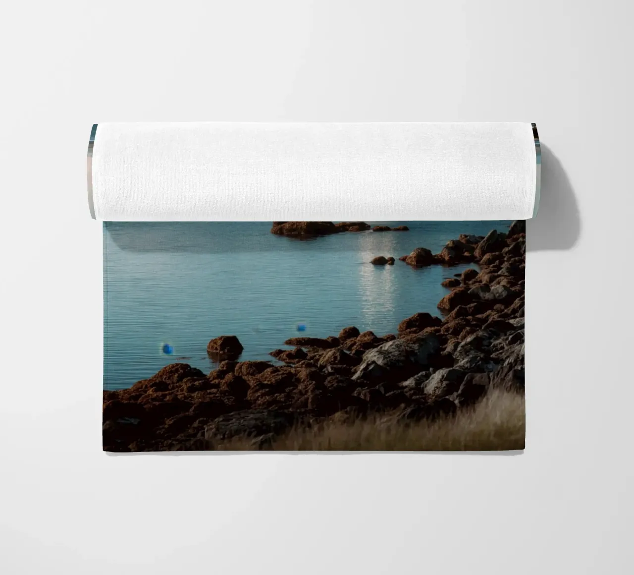 Faro al tramonto telo mare da Indigo Tides Art