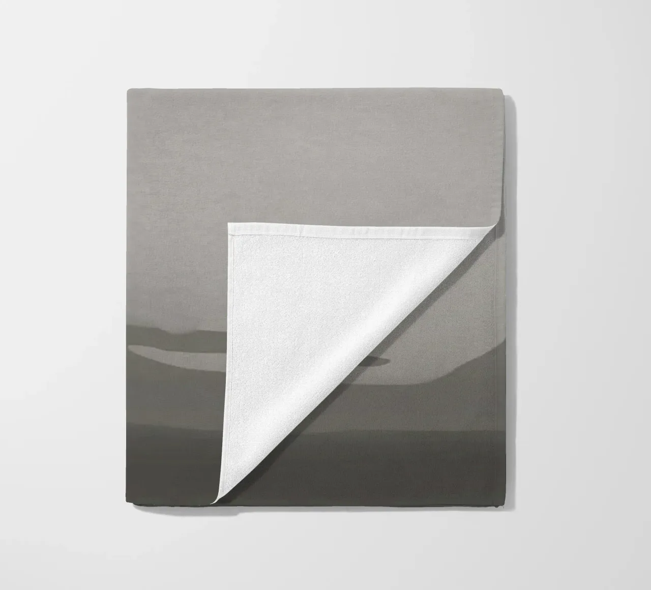 Scultura minimale in scala di grigi telo mare da Little Dean