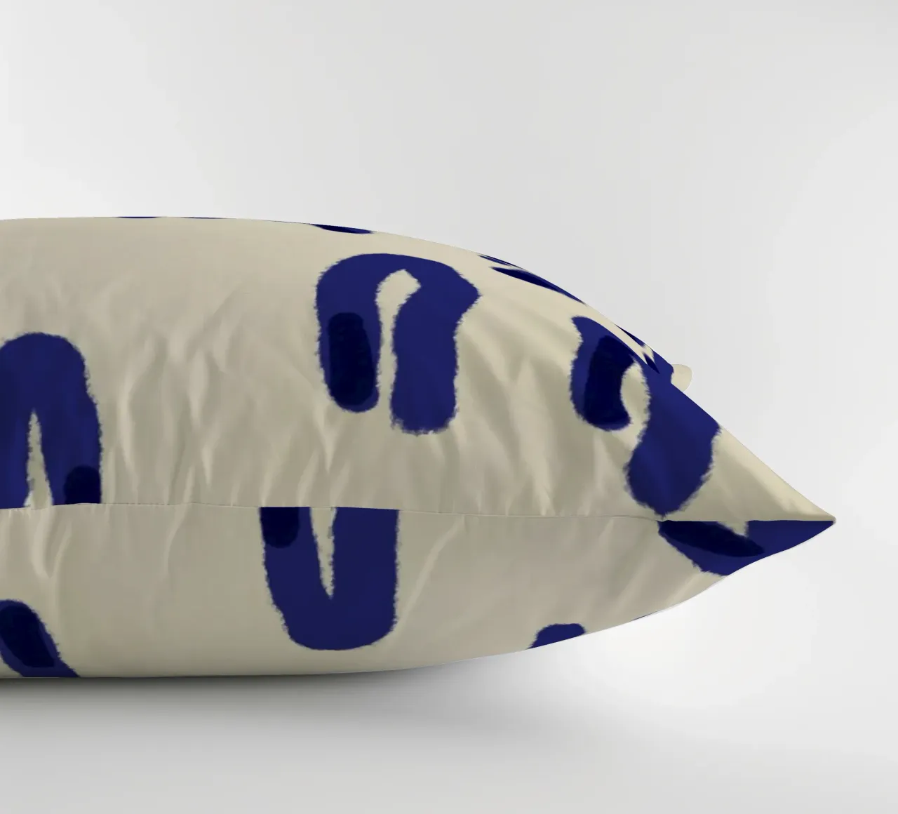 Astratto a inchiostro blu cuscino da Little Dean