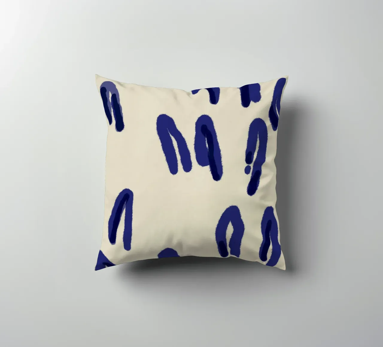 Astratto a inchiostro blu cuscino da Little Dean