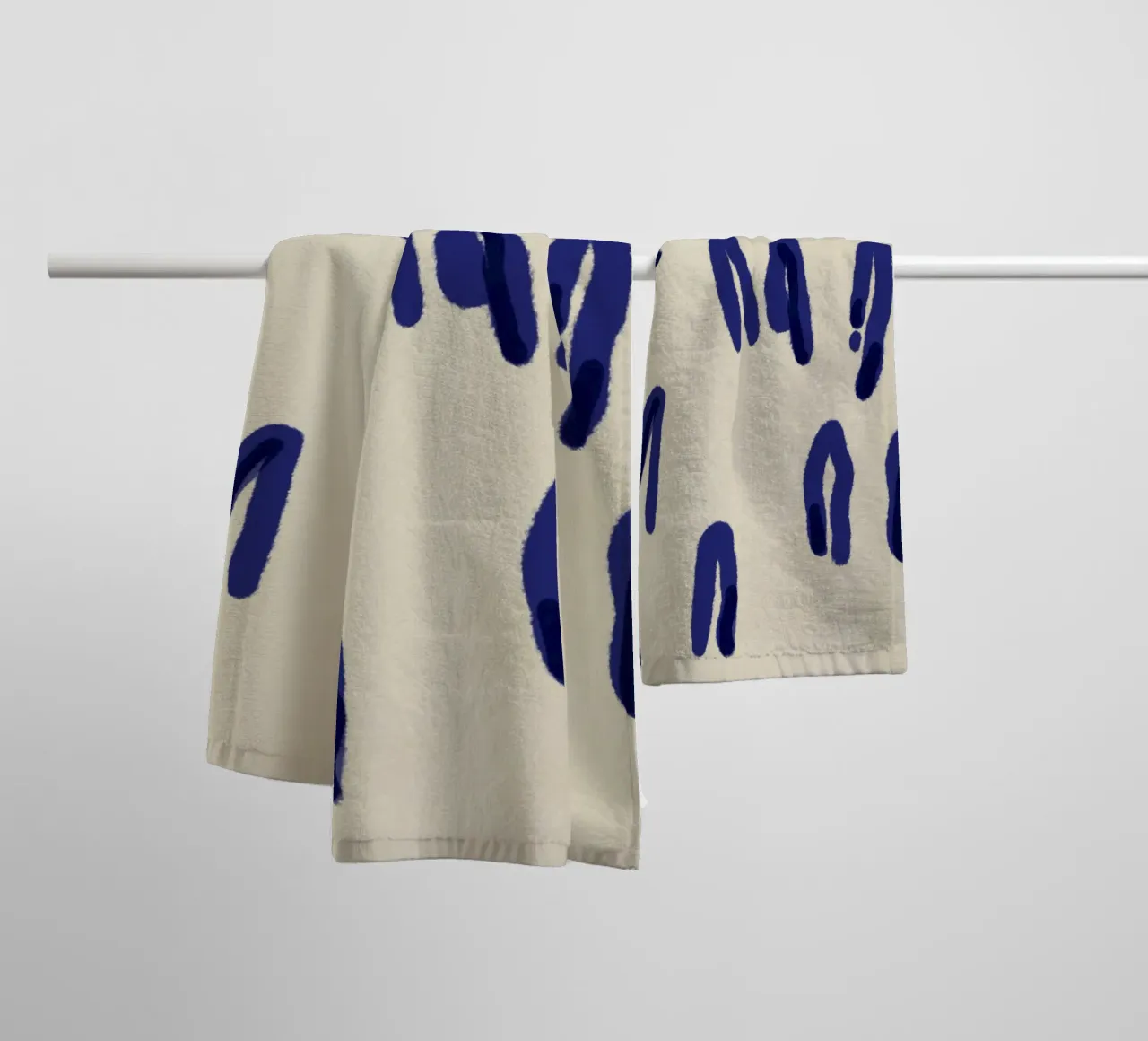 Abstrait à l'encre bleue serviette de bain de Little Dean