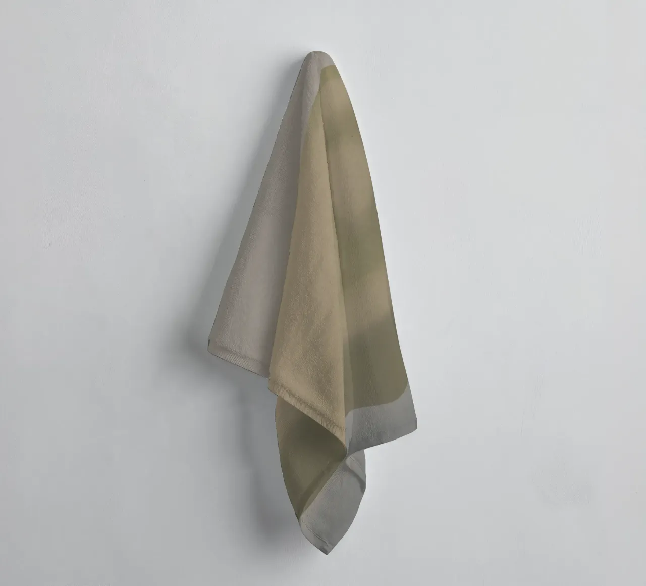 Scultura minimale in scala di grigi -Nuvola asciugamano da bagno da Little Dean