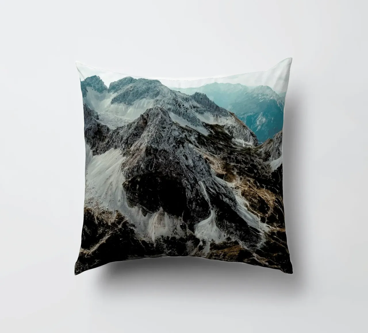Alps In Austria cuscino da Sebastian Hilgetag