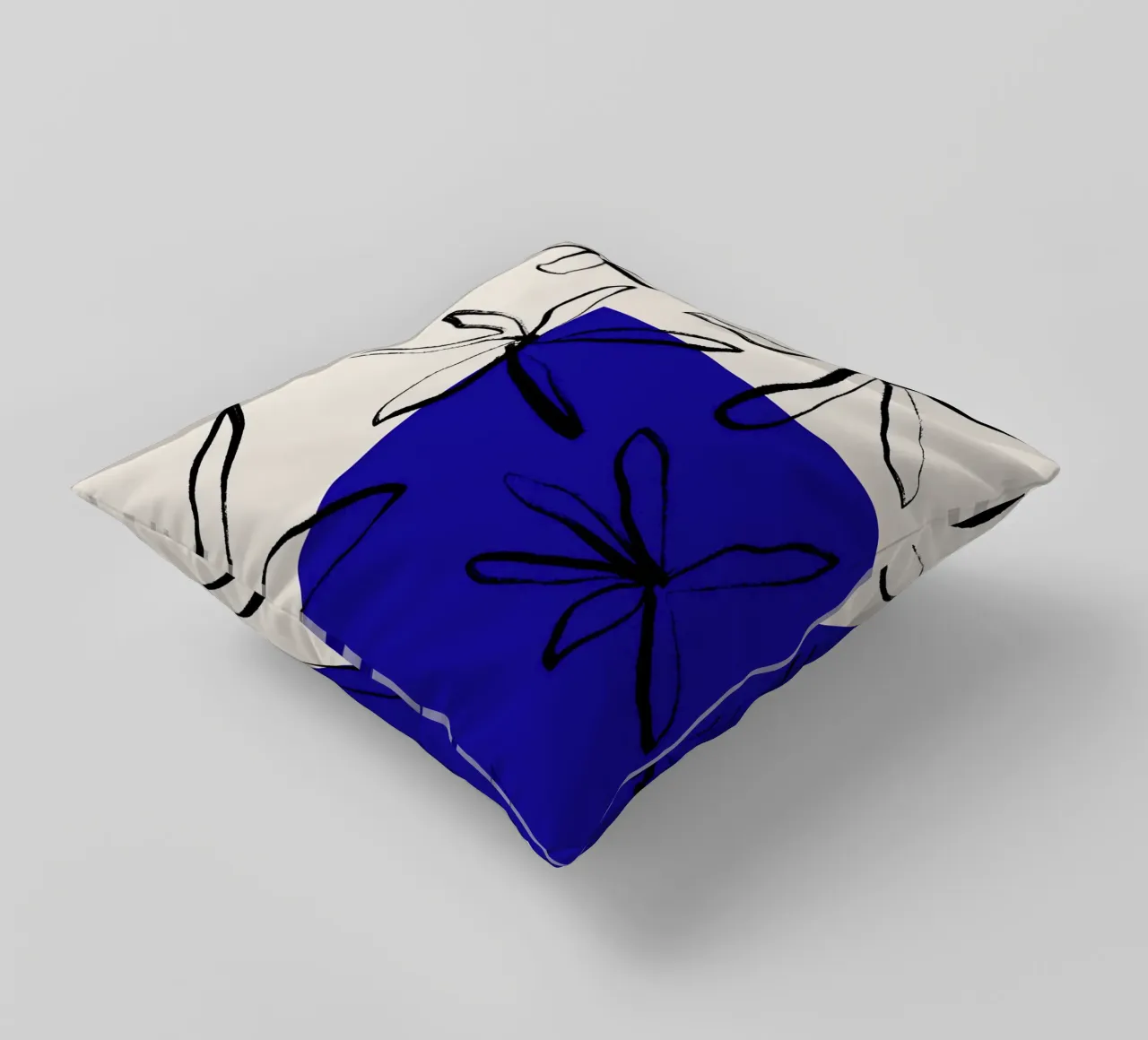 Blooming petals No 02 cuscino da treechild