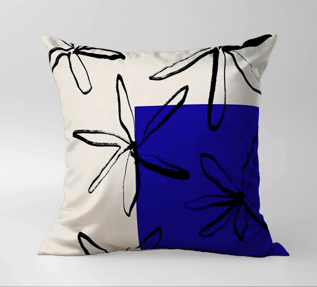 Blooming petals No 02 cuscino da treechild