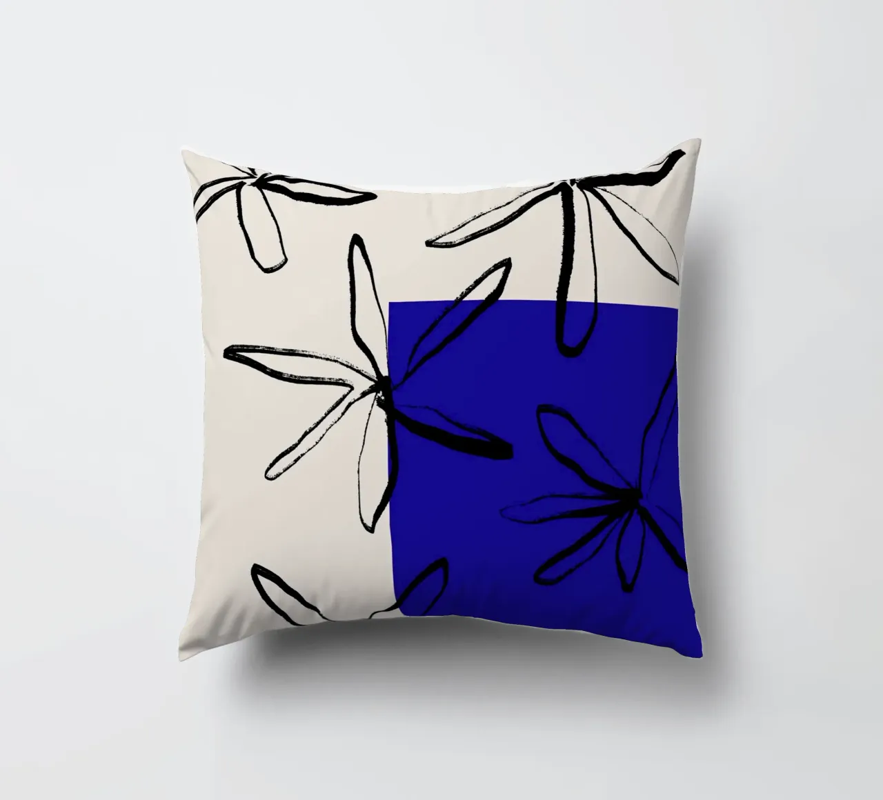 Blooming petals No 02 cuscino da treechild