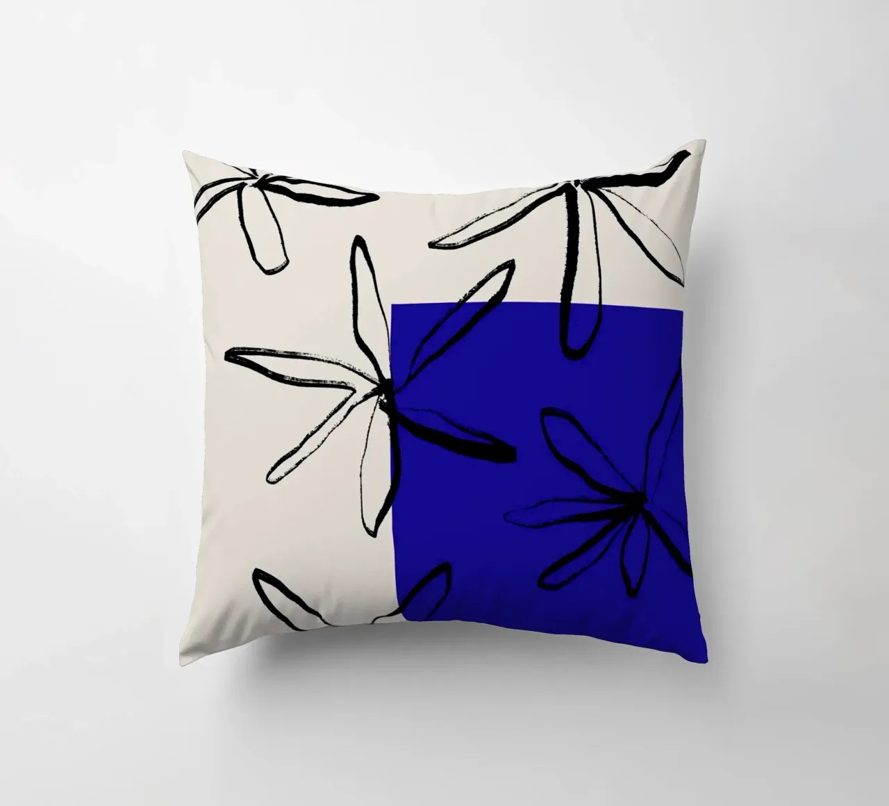 Blooming petals No 02 cuscino da treechild
