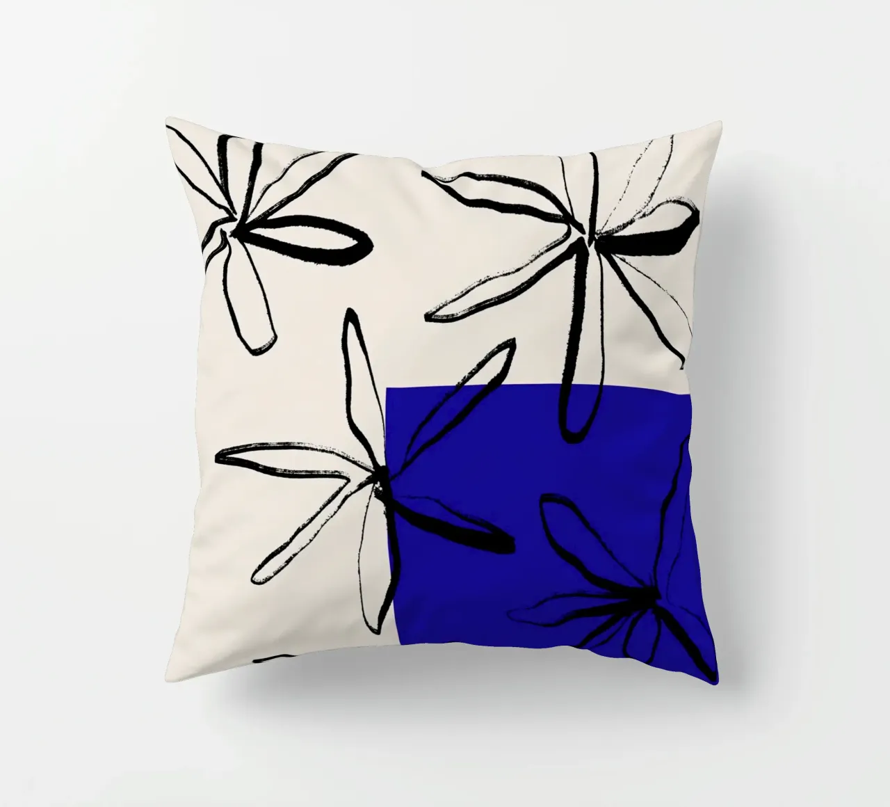 Blooming petals No 02 cuscino da treechild