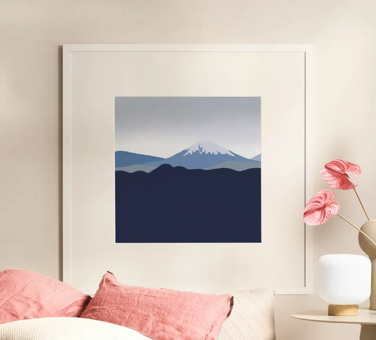 Montagna innevata da lontano poster con telaio in alluminio da Little Dean