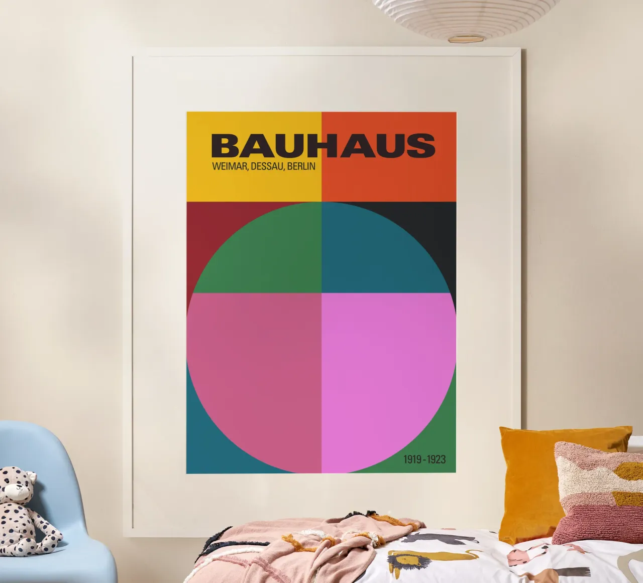 Kleurrijke Bauhaus Geometrische Kunstdruk Modernistisch Ontwerp poster met houten frame van THE MOTIVATED TYPE