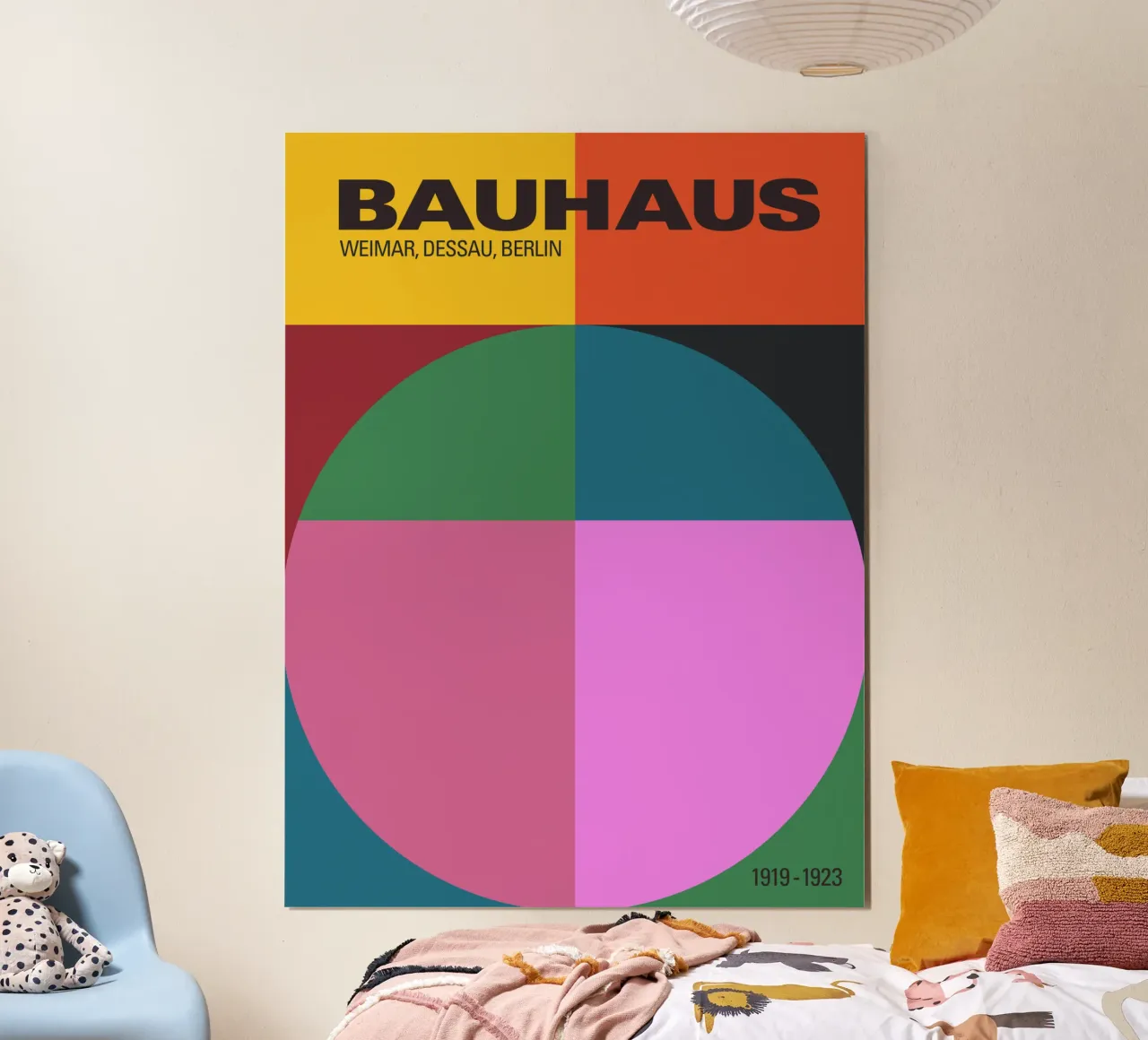 Kleurrijke Bauhaus Geometrische Kunstdruk Modernistisch Ontwerp poster met houten frame van THE MOTIVATED TYPE