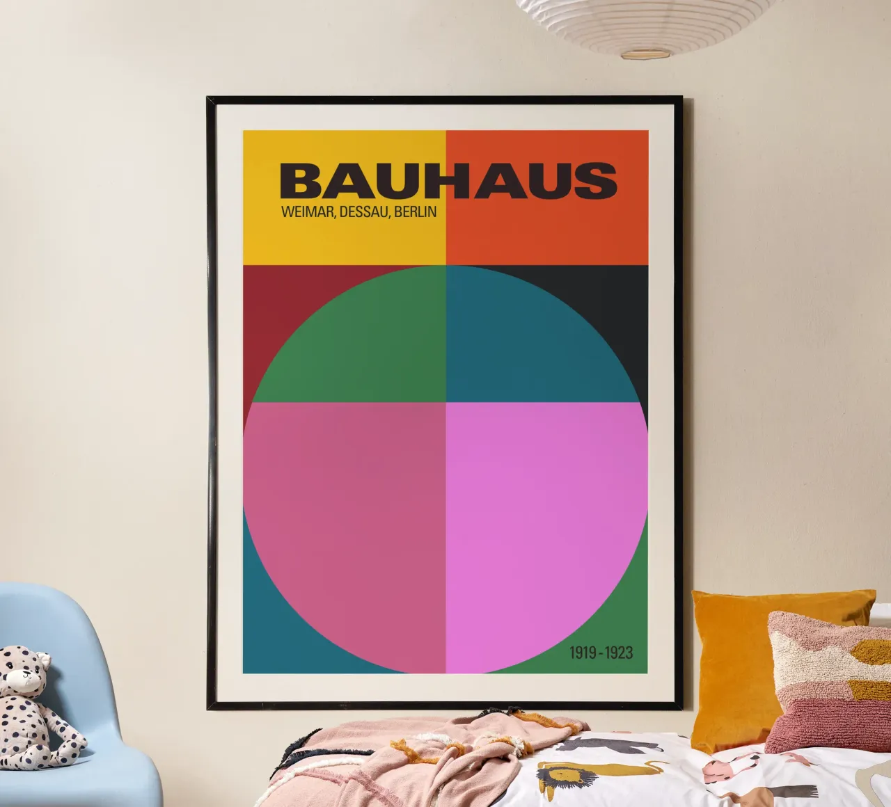 Kleurrijke Bauhaus Geometrische Kunstdruk Modernistisch Ontwerp poster met houten frame van THE MOTIVATED TYPE