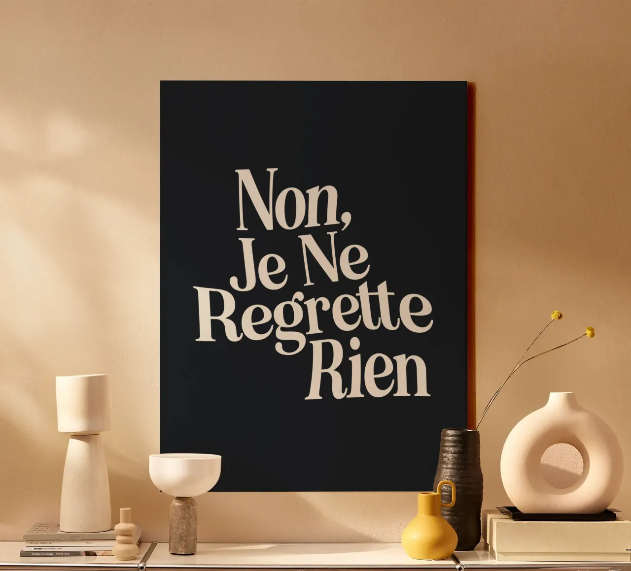 Non, Je Ne Regrette Rien Stampa tipografica in bianco e nero tela con Cornice a cassetta da THE MOTIVATED TYPE
