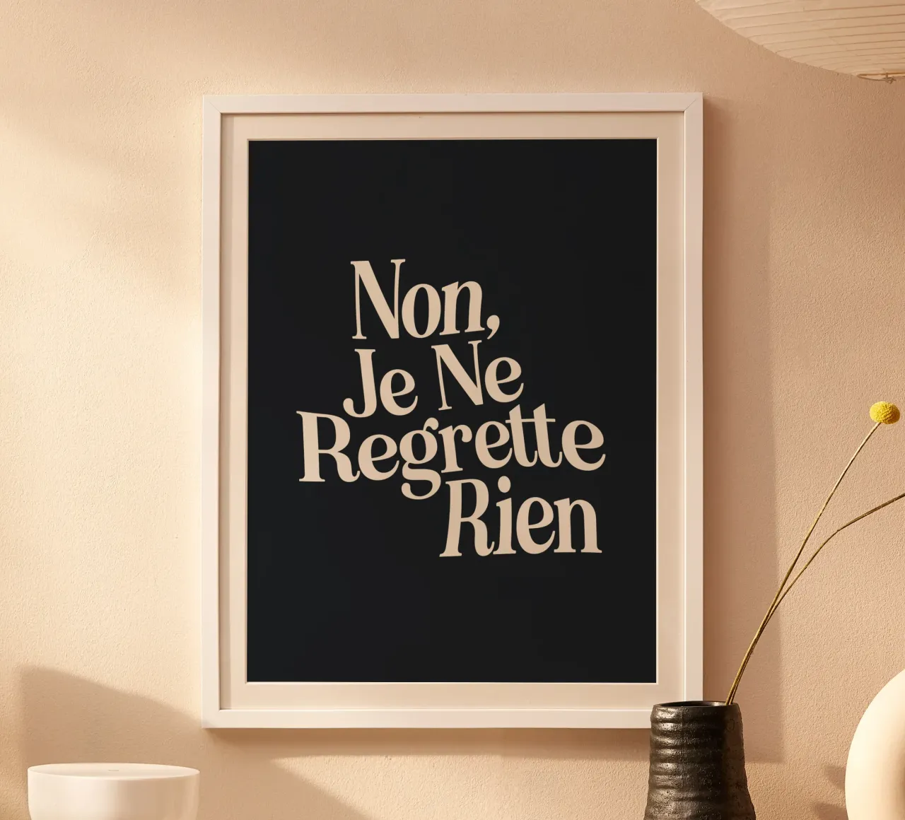 Non, Je Ne Regrette Rien Stampa tipografica in bianco e nero poster da THE MOTIVATED TYPE