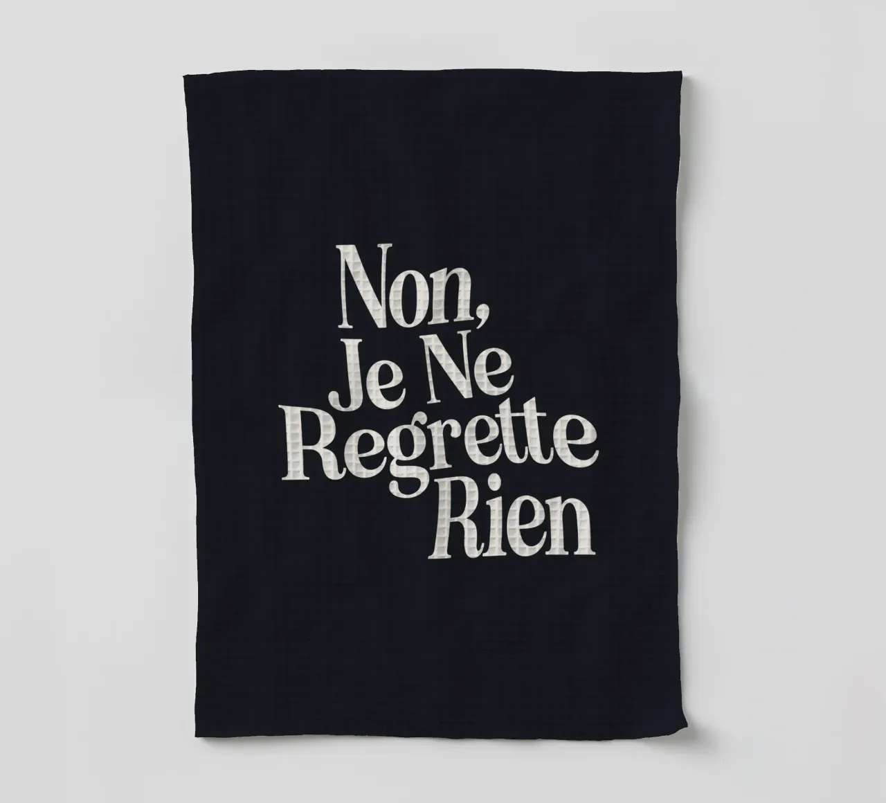 Non, Je Ne Regrette Rien Typography Print en noir et blanc torchon de THE MOTIVATED TYPE
