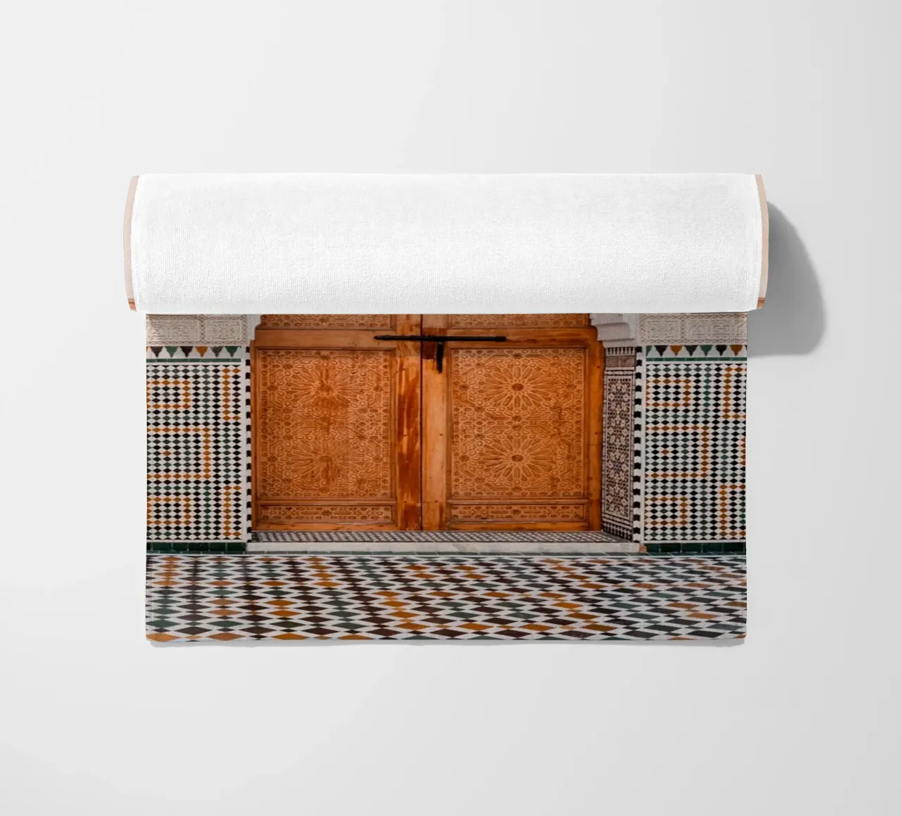 Moroccan door and colorful mosaic tiles telo mare da photolovers