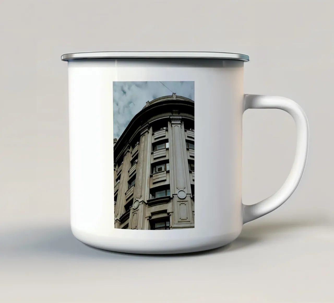 Monumental Architecture taza de esmalte de Sebastian Hilgetag