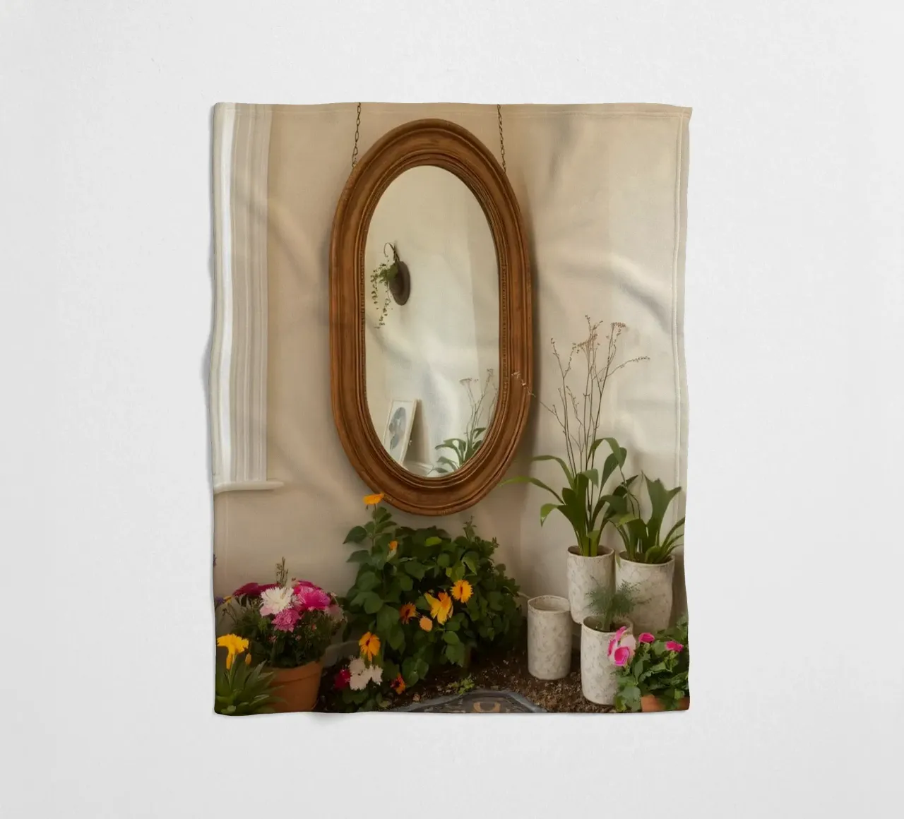Accogliente spazio interno con piante e uno specchio decorativo coperta in pile da DesignDoodle
