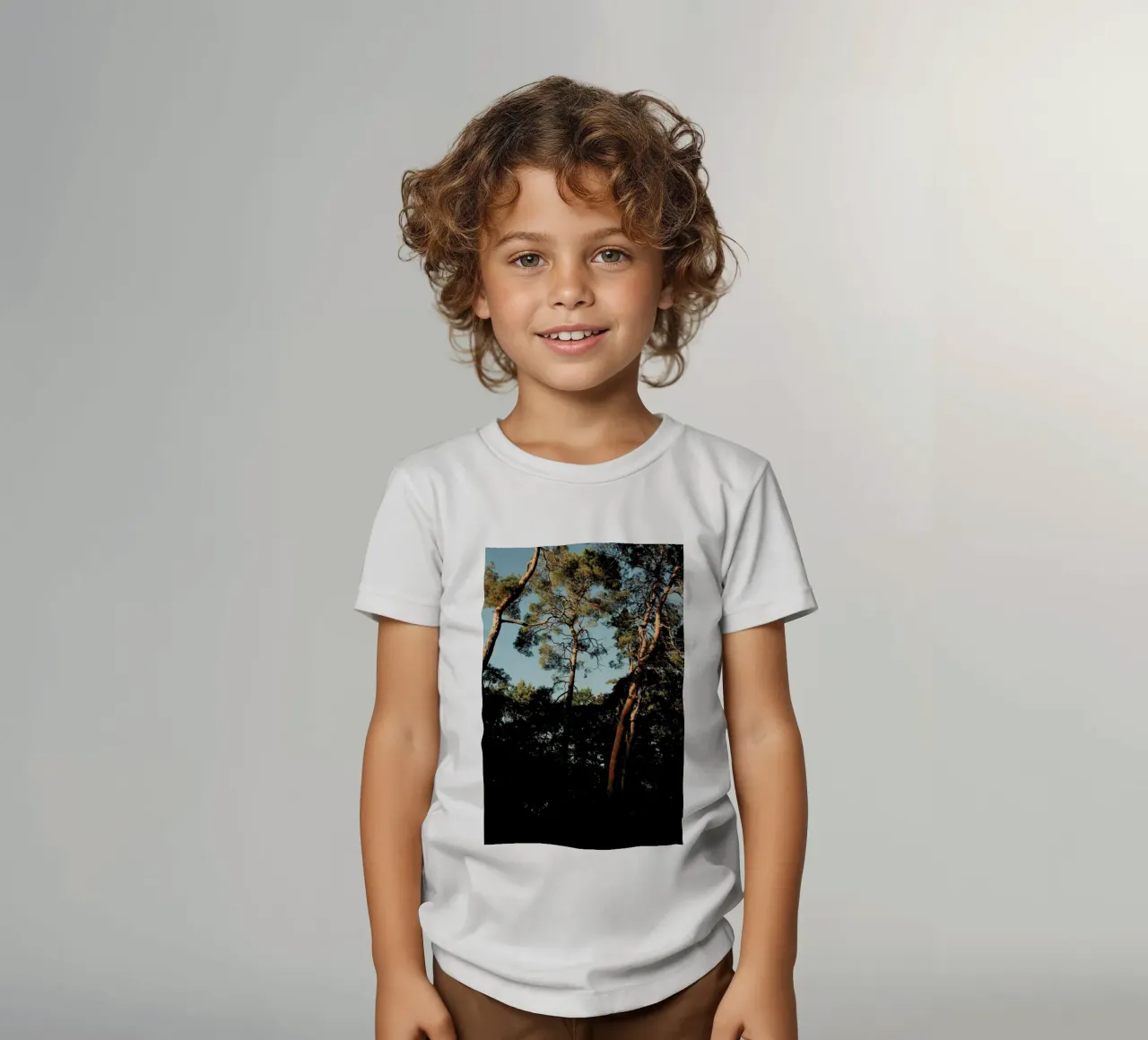 Trees At Sundown Kinder T-Shirt von Sebastian Hilgetag