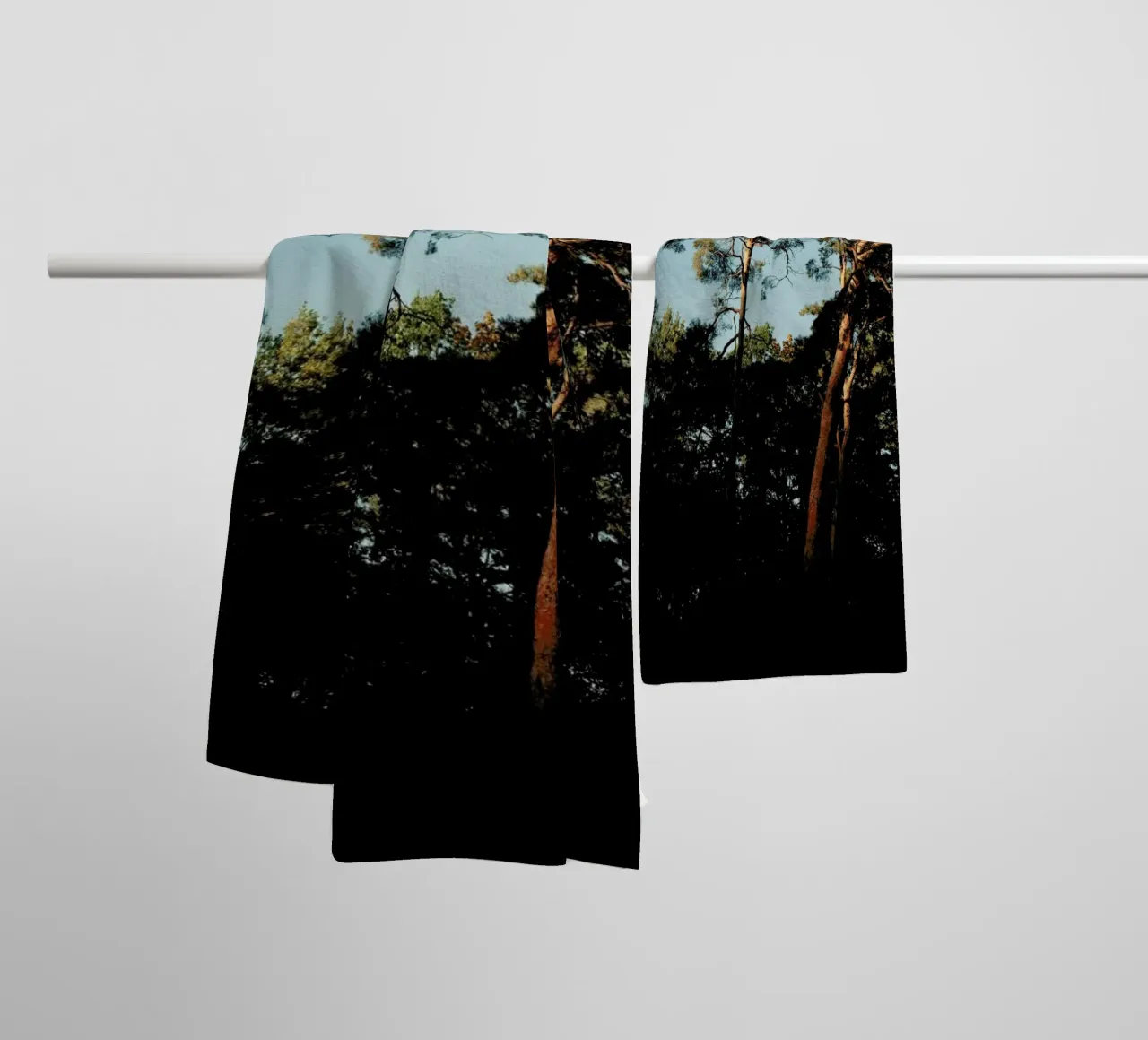 Trees At Sundown asciugamano da bagno da Sebastian Hilgetag