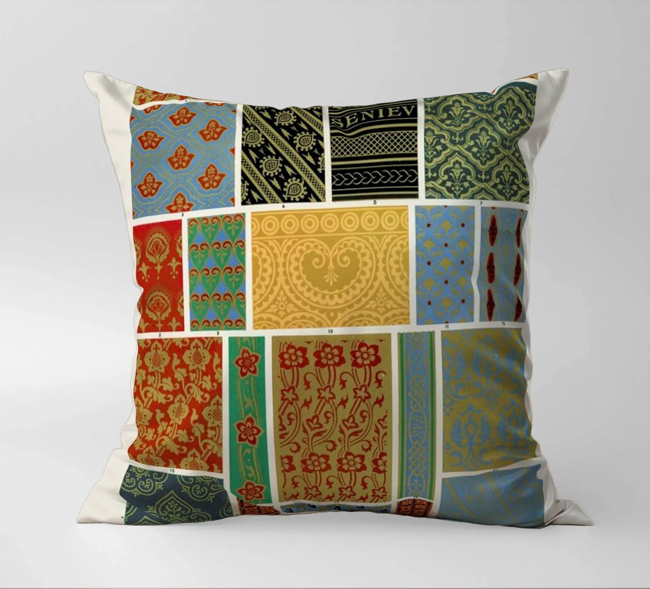 Racinet -  Medieval  Ornamental Pattern III coussin de Vintage by JUNIQE