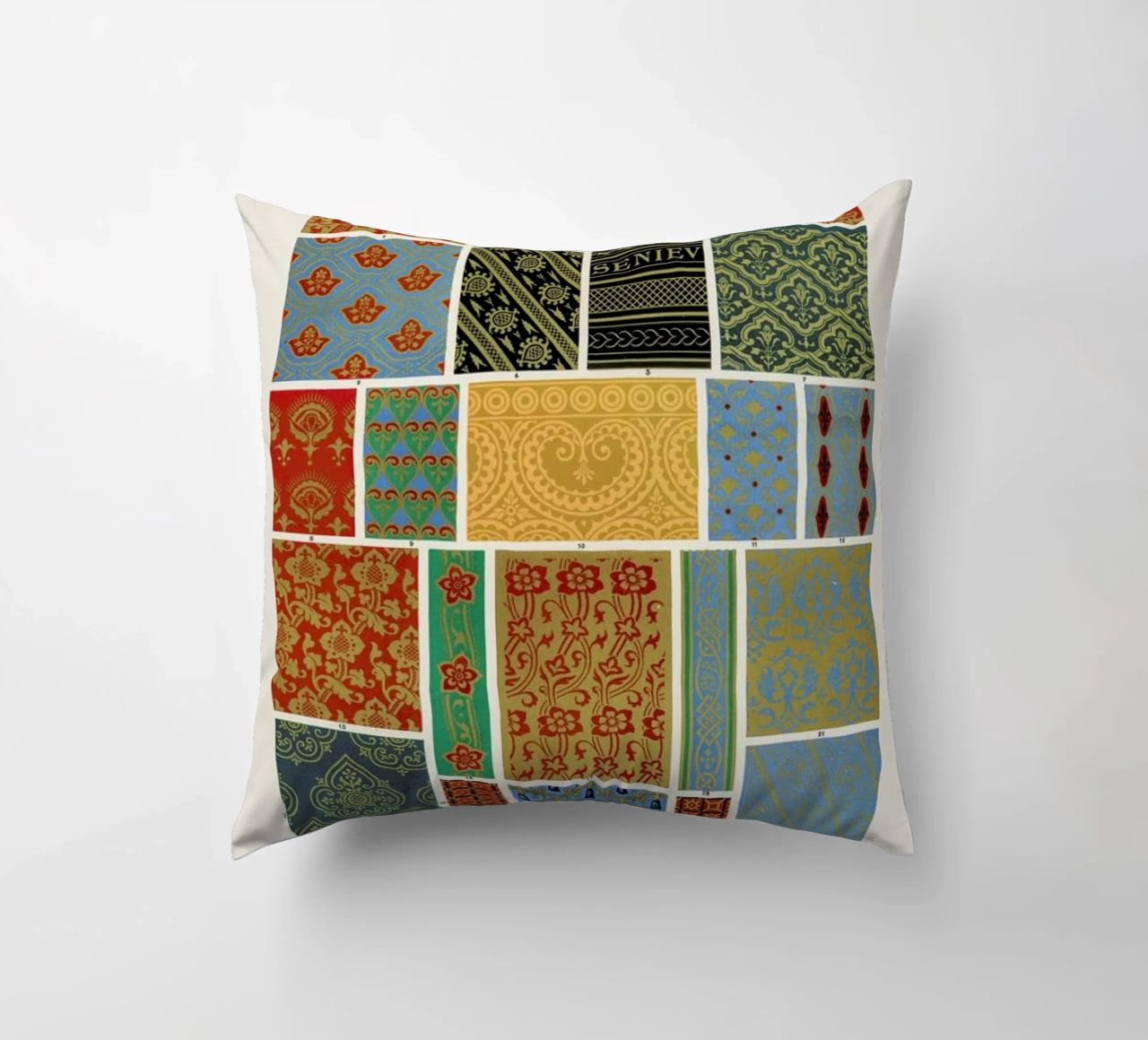 Racinet -  Medieval  Ornamental Pattern III coussin de Vintage by JUNIQE