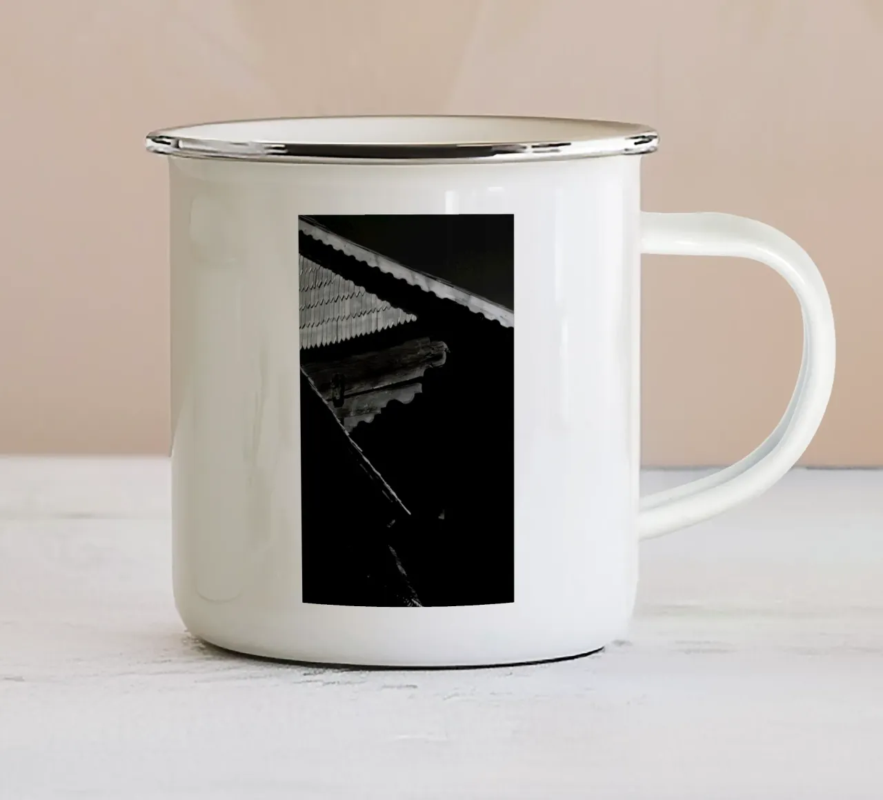 Close Details tazza in smalto da Sebastian Hilgetag