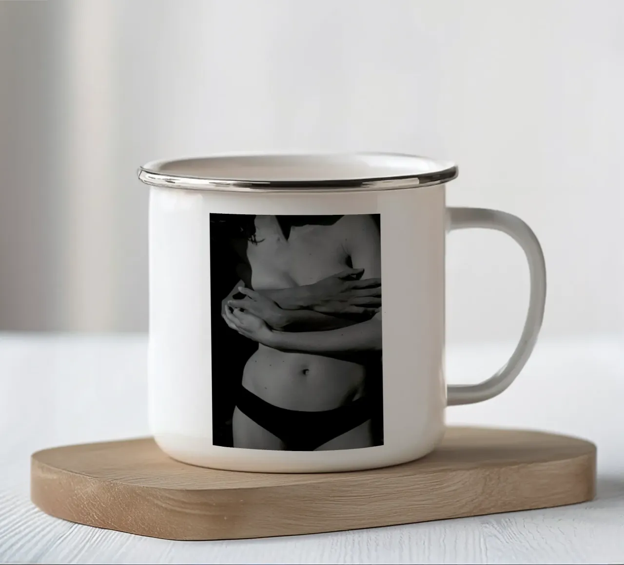 Holding tazza in smalto da Chris Abatzis