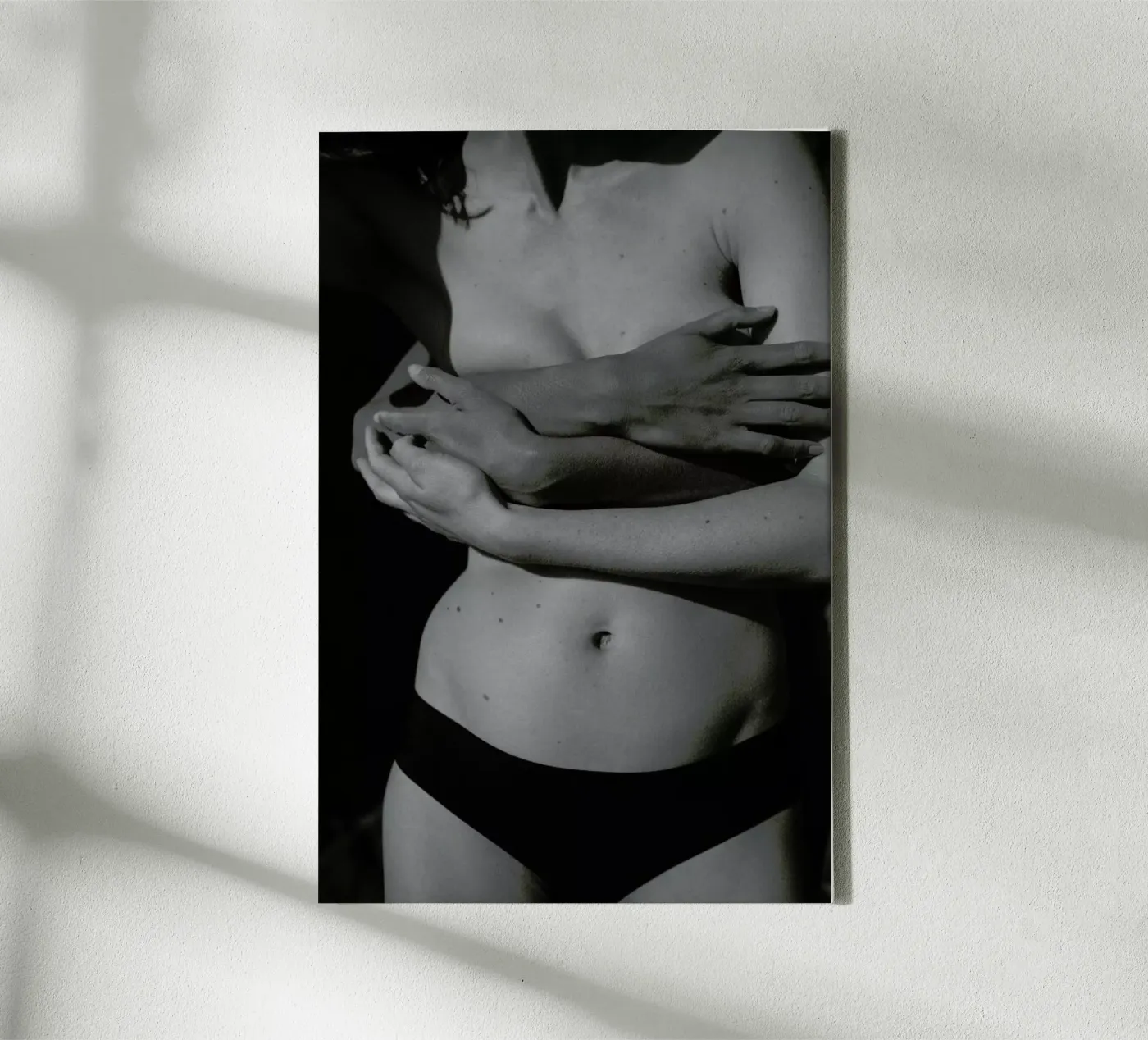 Holding tela da Chris Abatzis