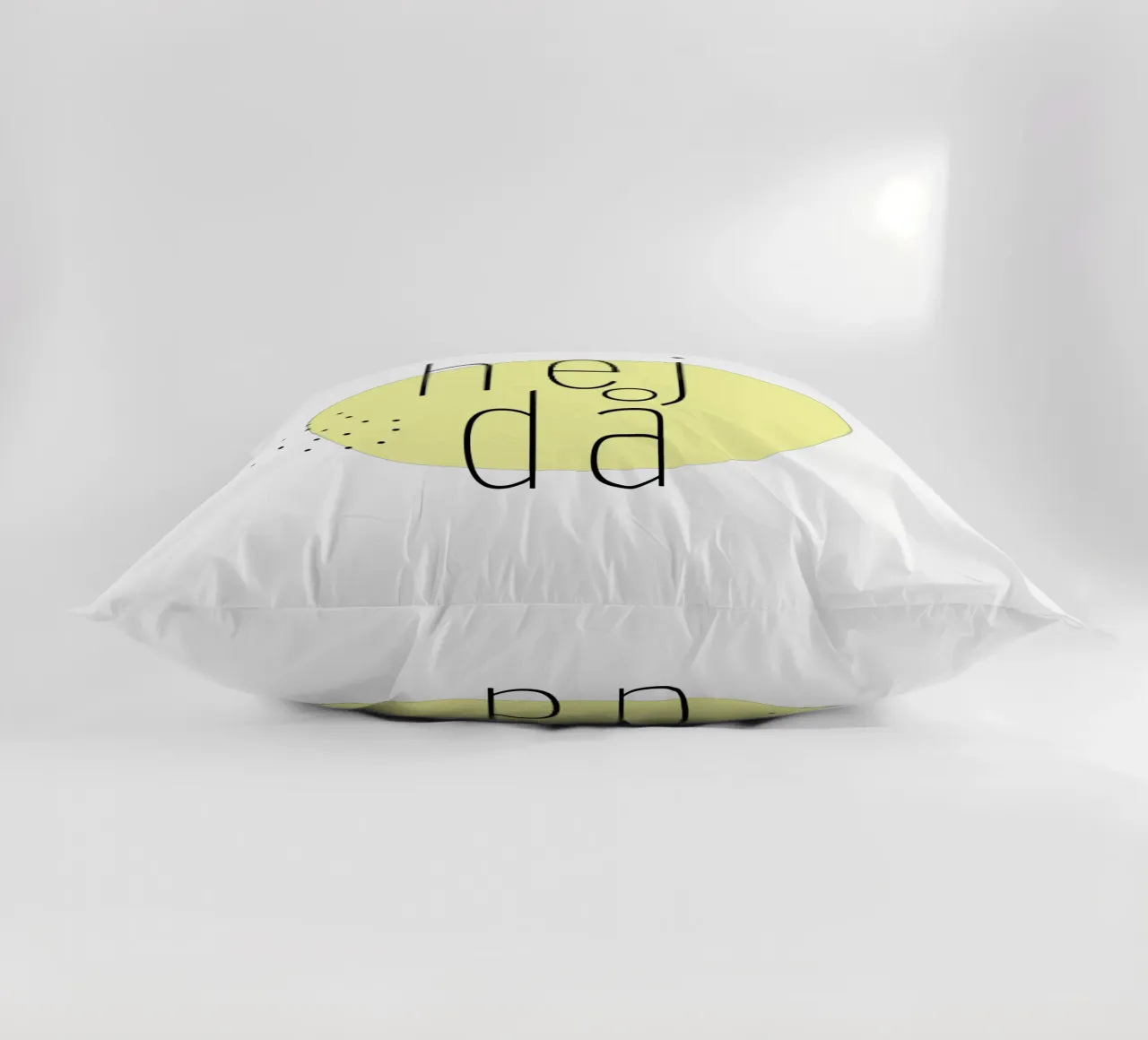 Hej då. cuscino da FRICKE DESIGN