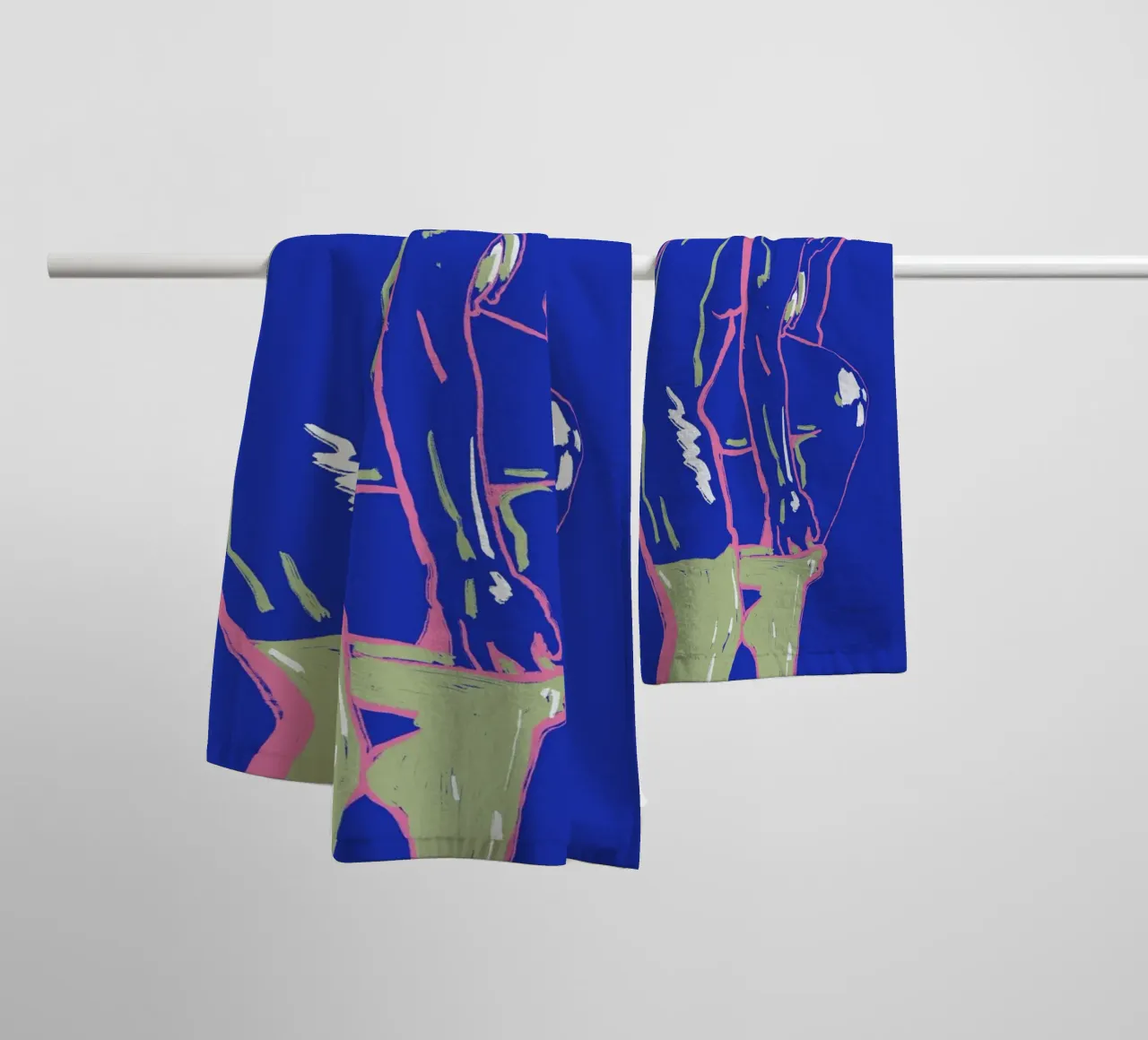 Nu dans un legging vert serviette de bain de Little Dean