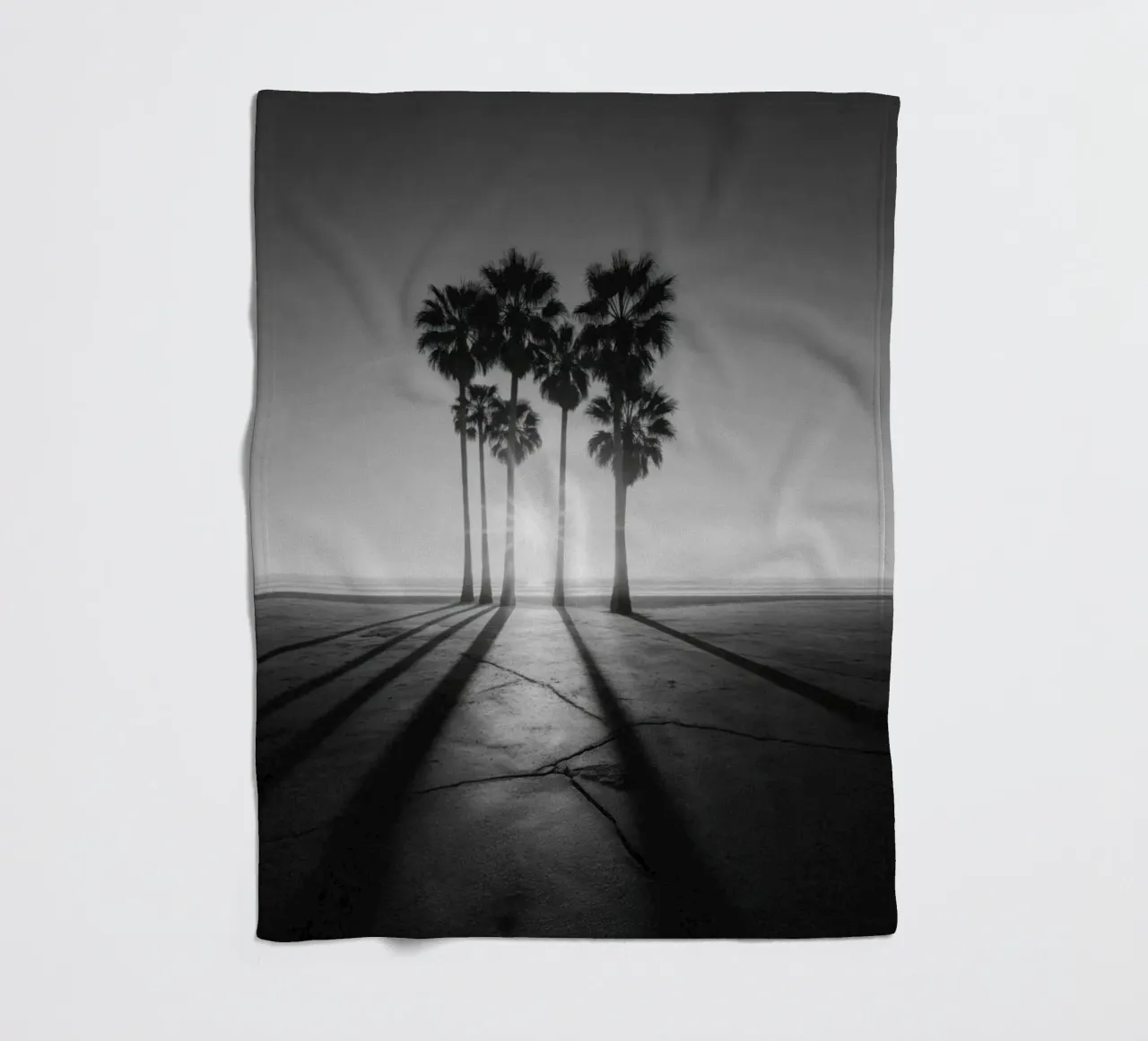 Palme al tramonto in bianco e nero sulla spiaggia coperta in pile da Indigo Tides Art