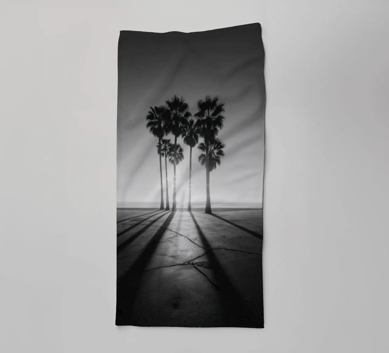 Palme al tramonto in bianco e nero sulla spiaggia asciugamano da bagno da Indigo Tides Art