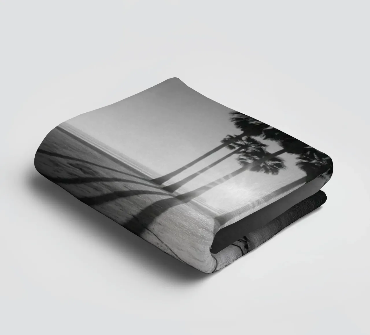 Palme al tramonto in bianco e nero sulla spiaggia asciugamano da bagno da Indigo Tides Art