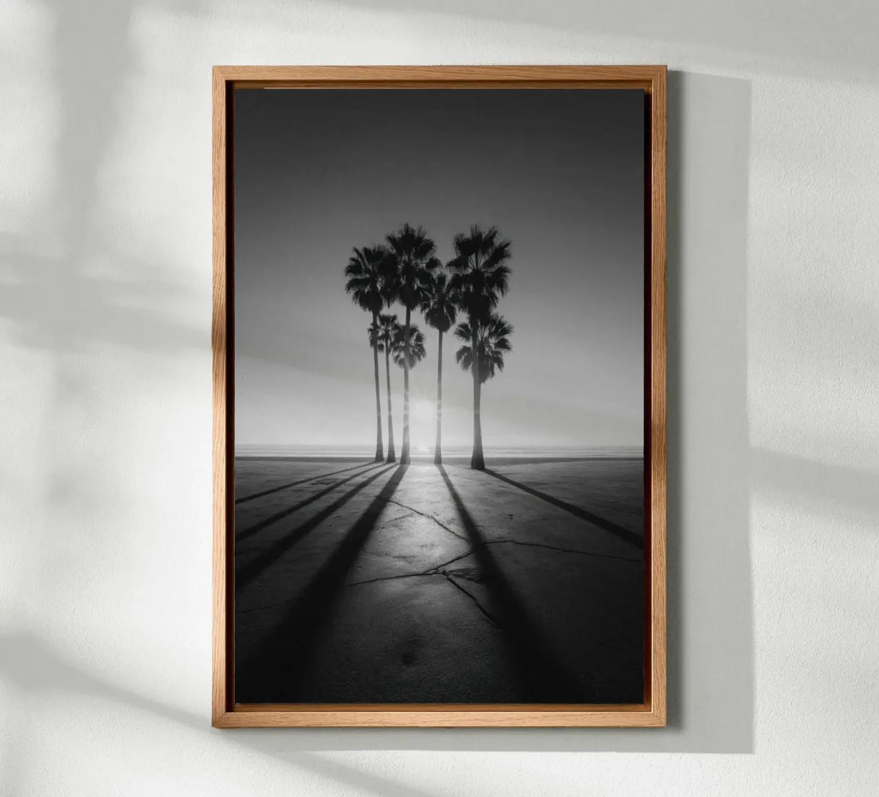 Palme al tramonto in bianco e nero sulla spiaggia tela con Cornice a cassetta da Indigo Tides Art