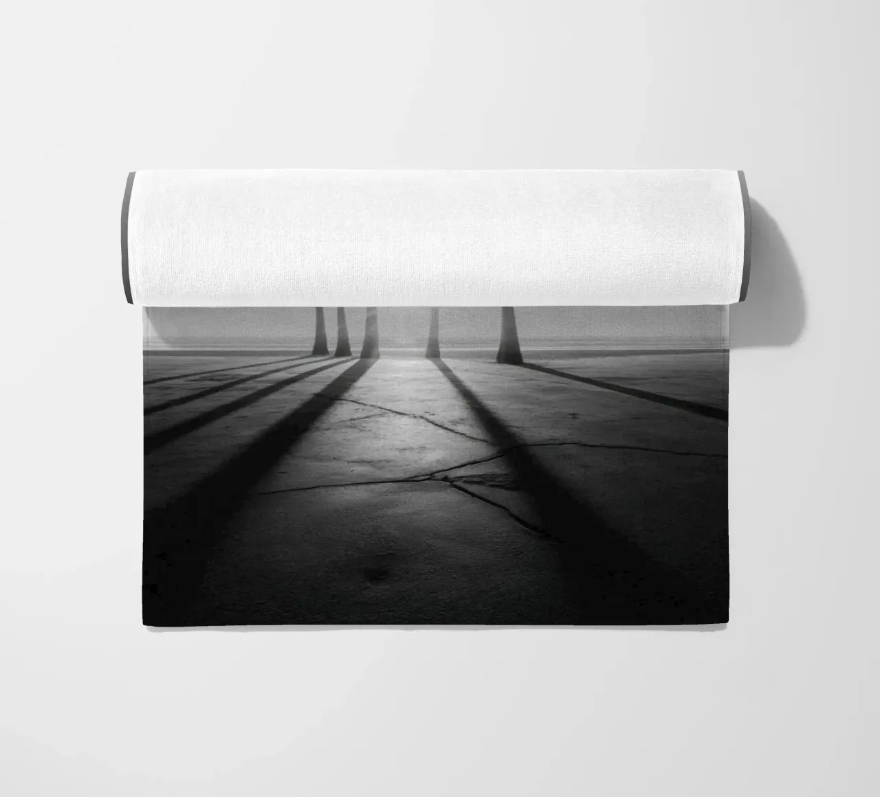 Palme al tramonto in bianco e nero sulla spiaggia telo mare da Indigo Tides Art