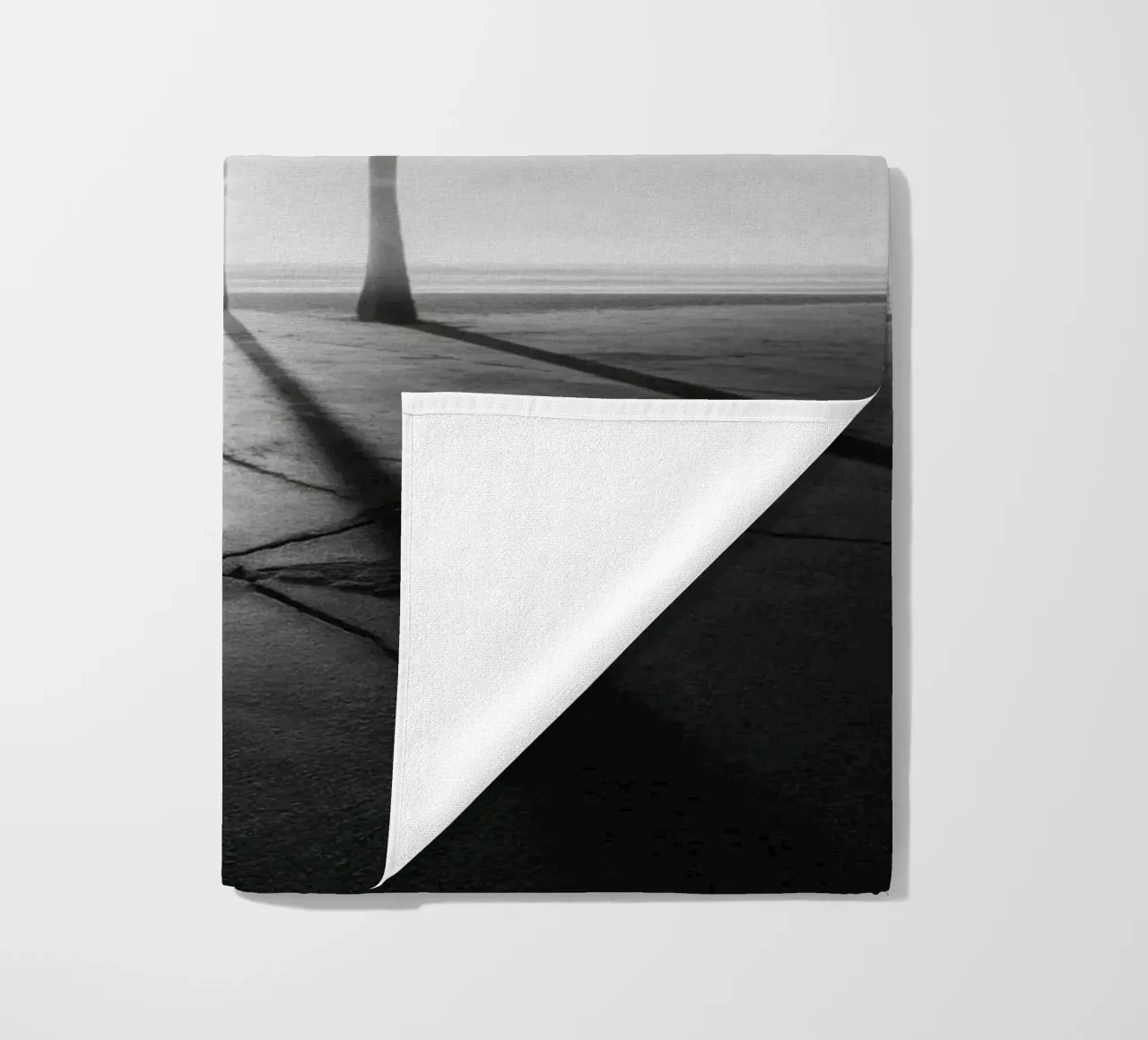 Palme al tramonto in bianco e nero sulla spiaggia telo mare da Indigo Tides Art