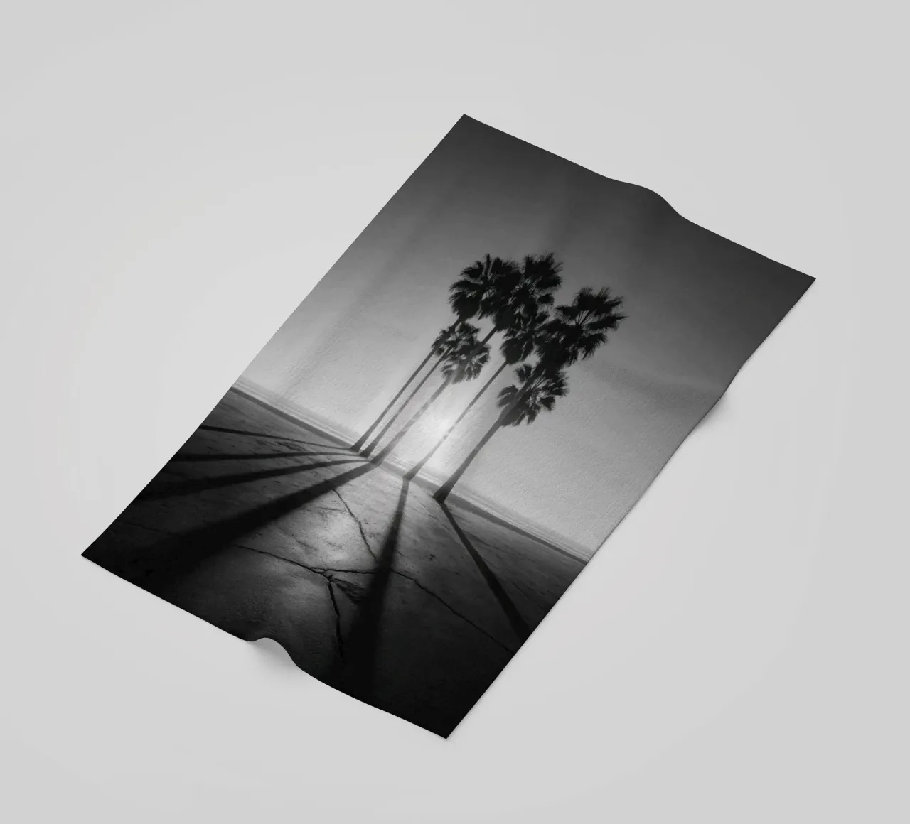 Palme al tramonto in bianco e nero sulla spiaggia telo mare da Indigo Tides Art