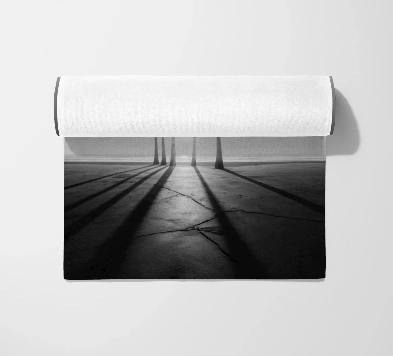 Palme al tramonto in bianco e nero sulla spiaggia telo mare da Indigo Tides Art