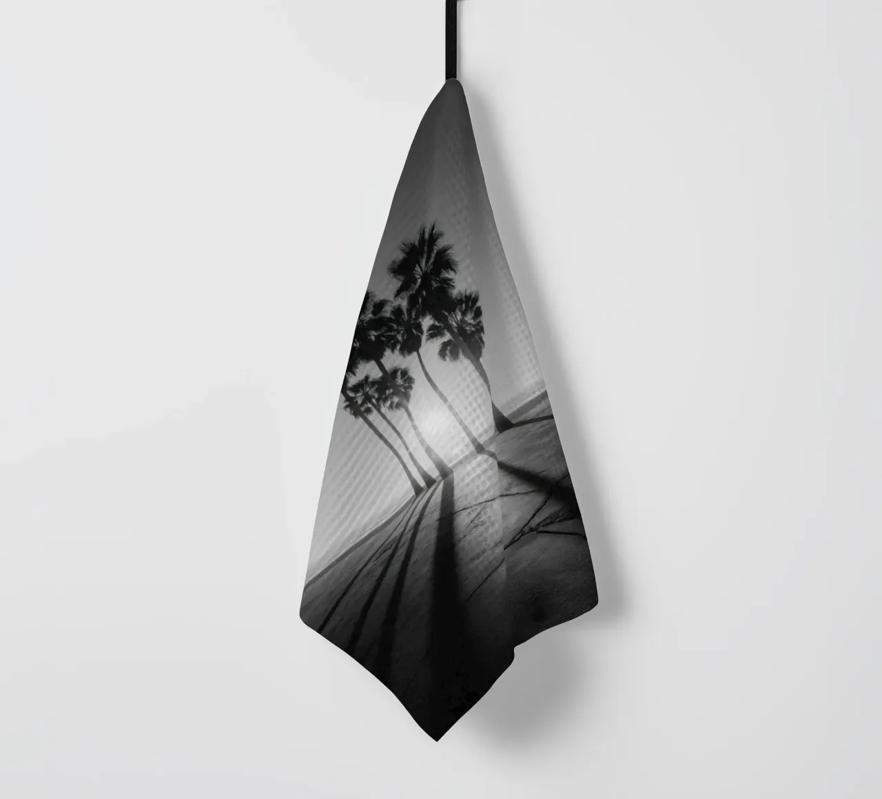 Palme al tramonto in bianco e nero sulla spiaggia canovaccio da cucina da Indigo Tides Art
