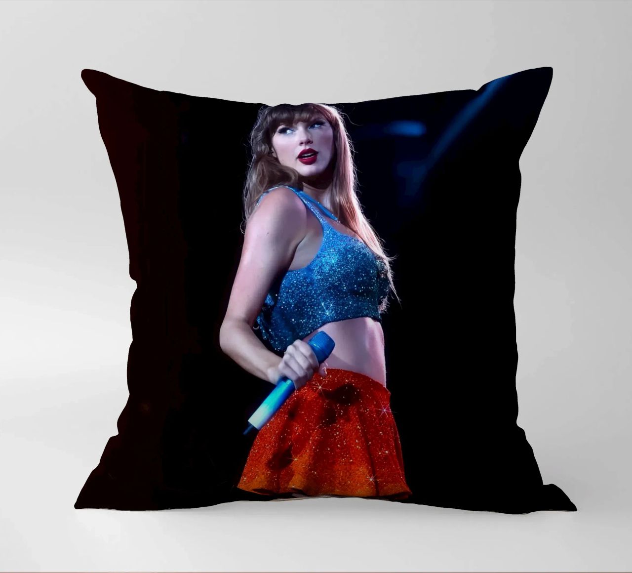 taylor swift suonare canzone cuscino da NindaCreationsArt