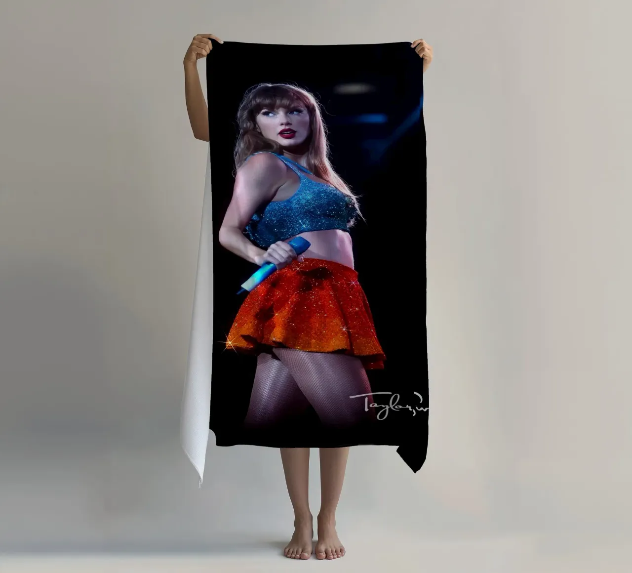 taylor swift spielen song Strandtuch von NindaCreationsArt