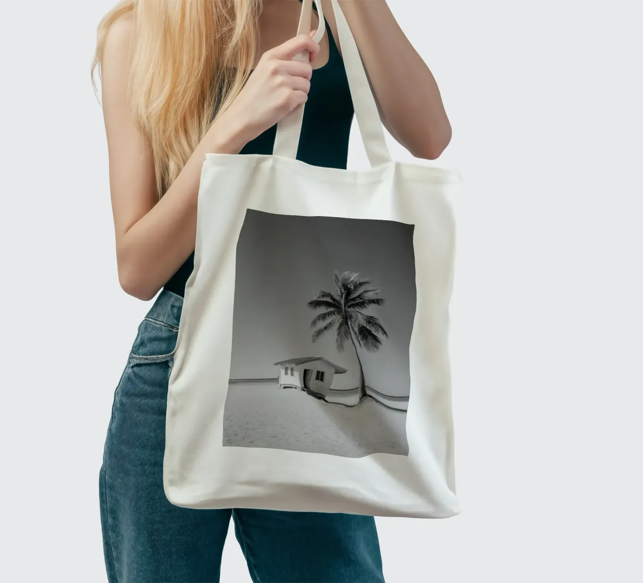 Capanna sulla spiaggia e palma in bianco e nero borsa in juta da Indigo Tides Art
