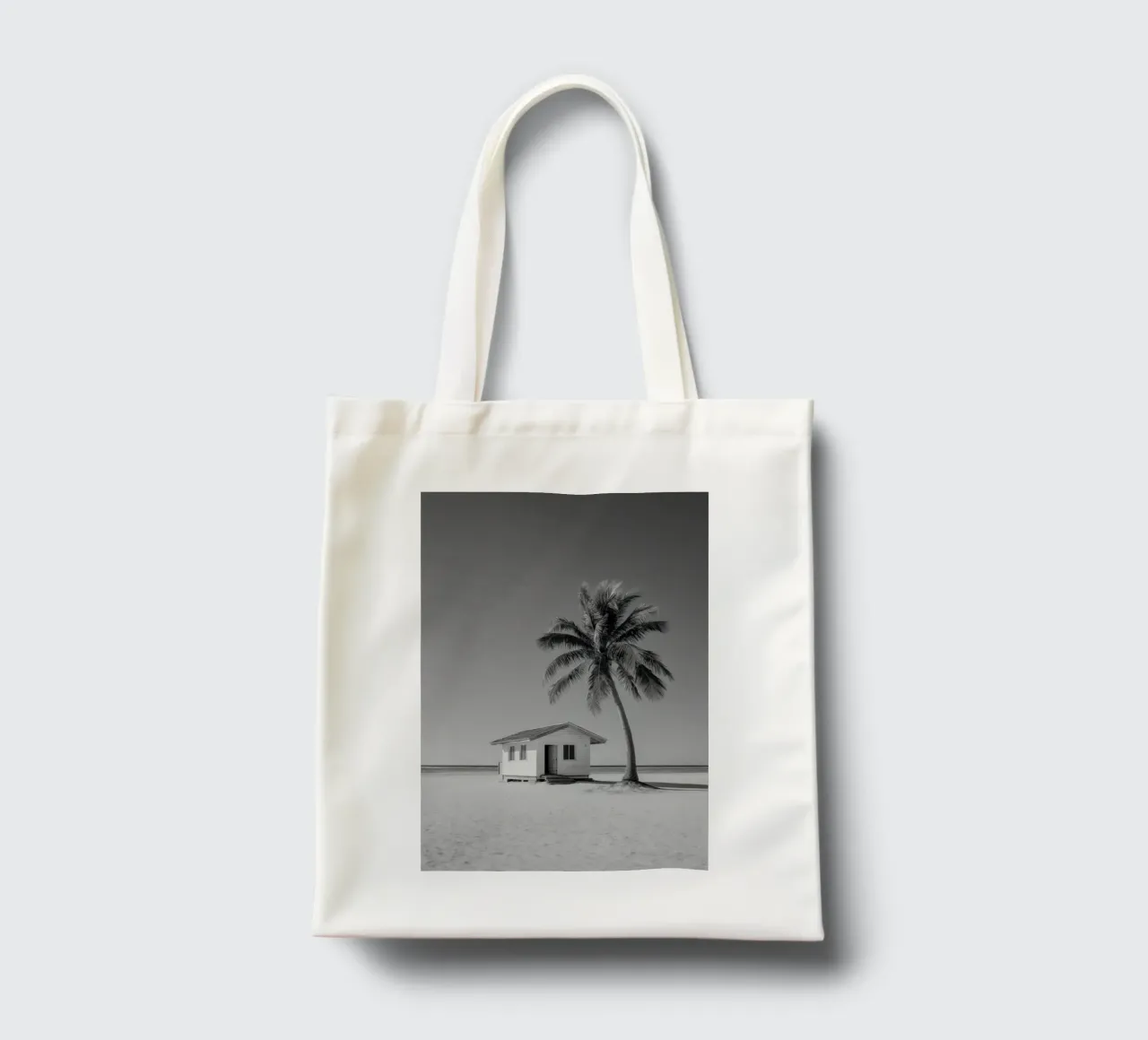 Capanna sulla spiaggia e palma in bianco e nero borsa in juta da Indigo Tides Art