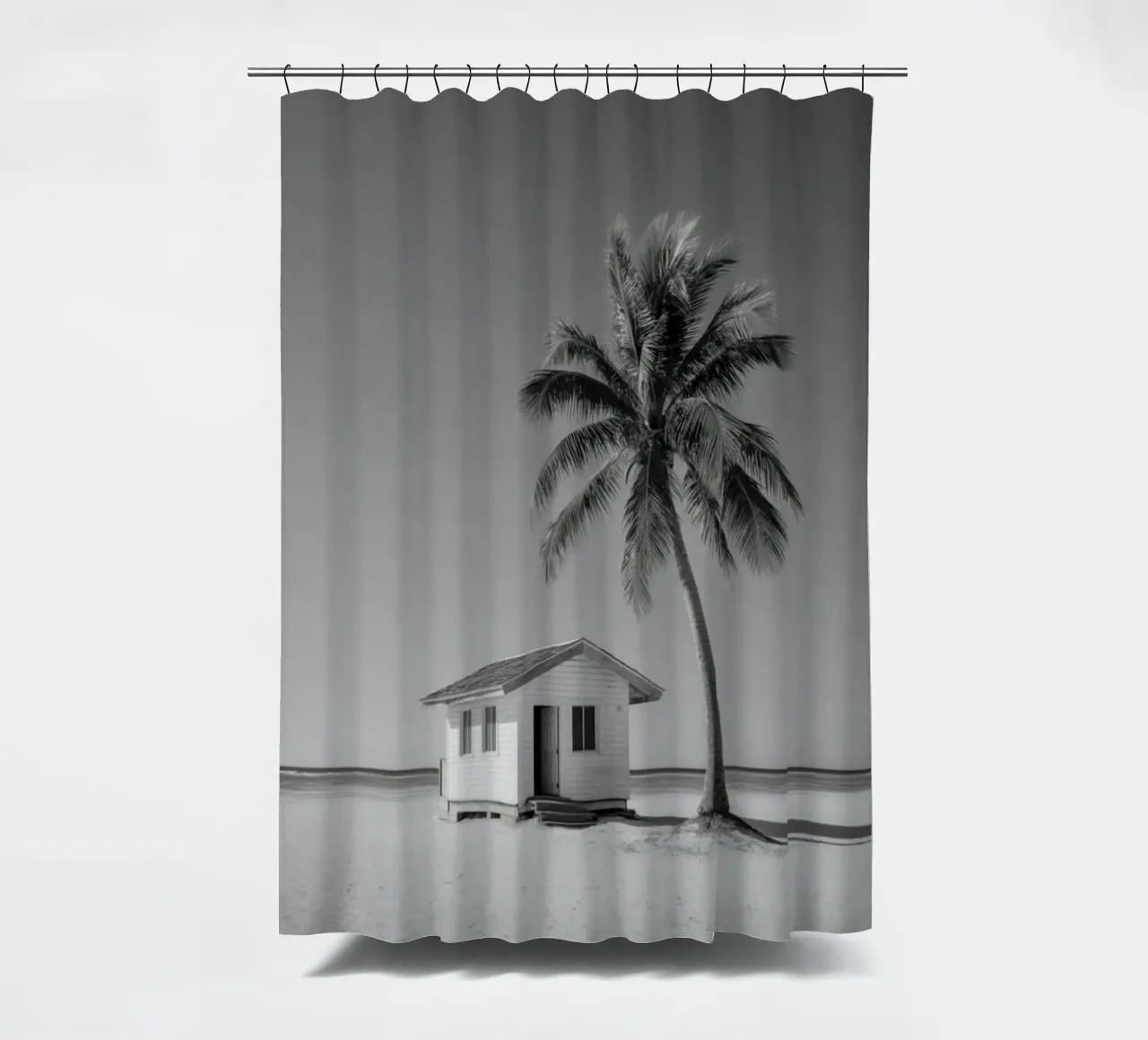 Capanna sulla spiaggia e palma in bianco e nero tenda da doccia da Indigo Tides Art