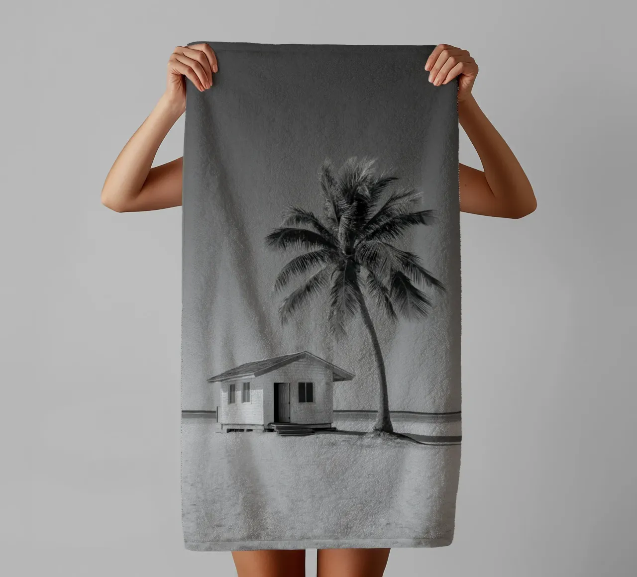 Capanna sulla spiaggia e palma in bianco e nero asciugamano da bagno da Indigo Tides Art