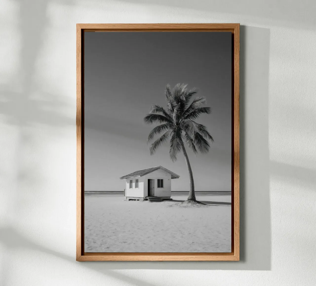 Capanna sulla spiaggia e palma in bianco e nero tela con Cornice a cassetta da Indigo Tides Art